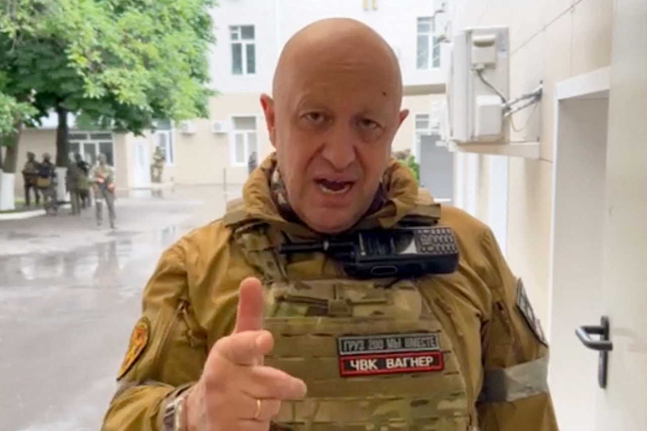 This video grab taken from handout footage posted on Saturday on the Telegram account of the press service of Concord -- a company linked to the chief of Russian mercenary group Wagner, Yevgeny Prigozhin -- shows Yevgeny Prigozhin speaking inside the headquarters of the Russian southern military district in the city of Rostov-on-Don. (AFP-Yonhap)