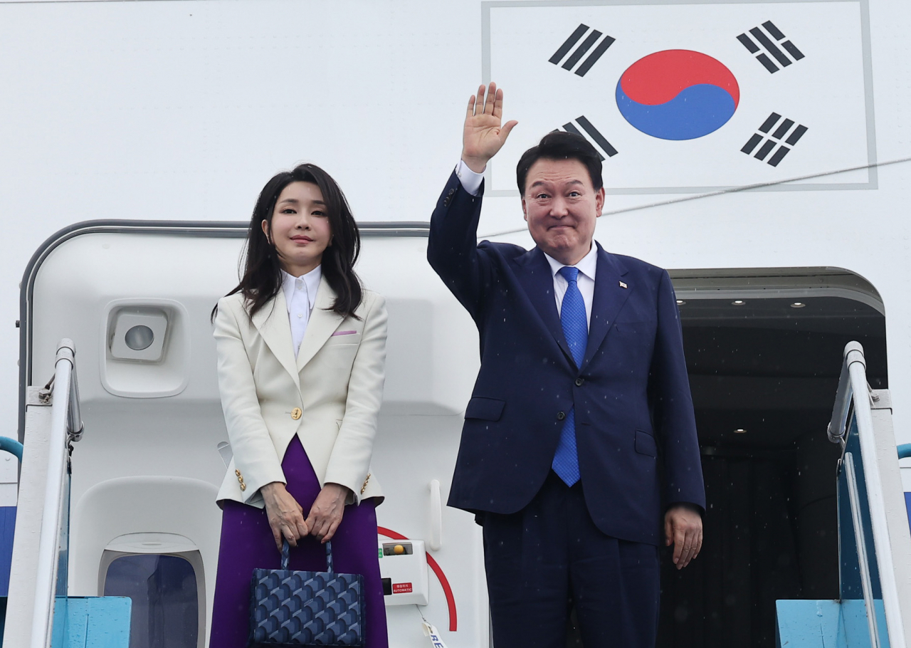 This photo shows President Yoon Suk Yeol (right) and first lady Kim Keon Hee boarding Air Force One at Noi Bai International Airport in Hanoi, Vietnam Saturday. (Yonhap)