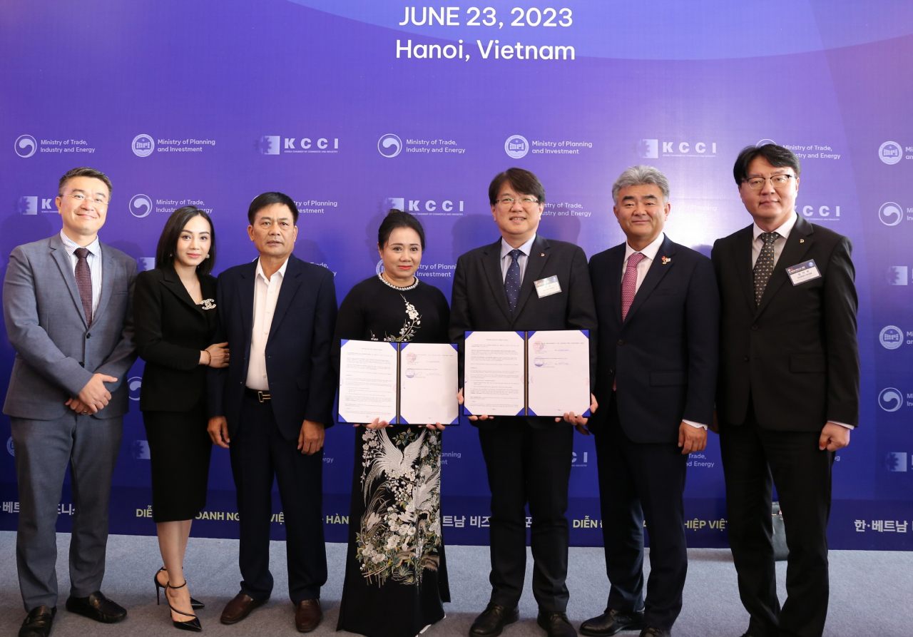 TTA Chairperson Nguyen Thi Ngoc (center), Daewoo E&C Chairman Jung Won-ju (second from left) and Daewoo E&C overseas project head Han Seung (third from left) pose for a photo after signing a memorandum of understanding in Hanoi, Vietnam, Friday. (Daewoo E&C)