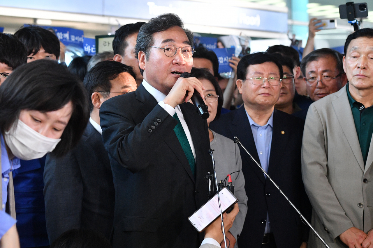 Lee Nak-yon, who served as prime minister during the liberal Moon Jae-in administration, speaks to supporters at the Incheon International Airport on Saturday. (Yonhap)