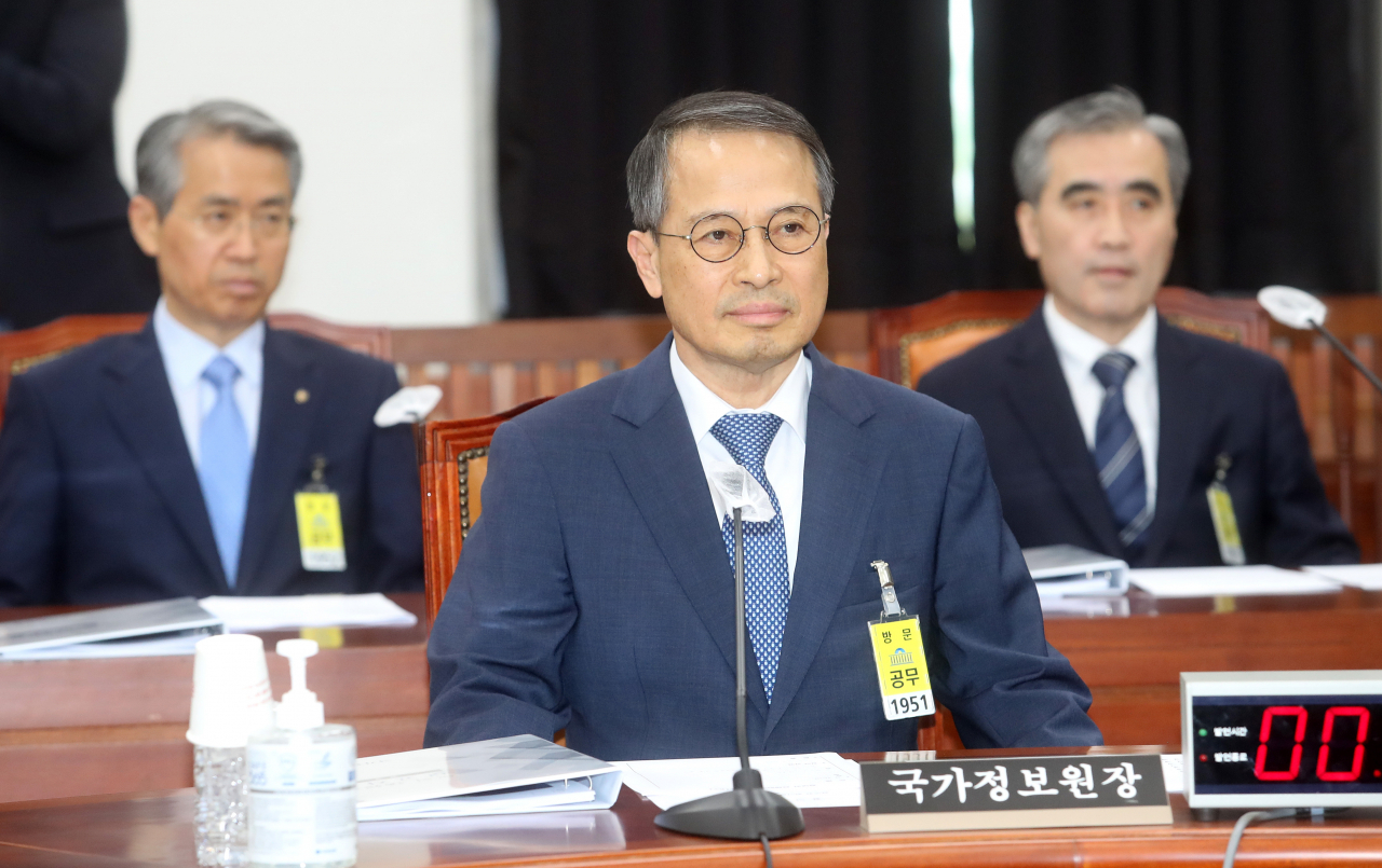 National Intelligence Service chief Kim Kyou-hyun waits for the parlimentary Intelligence Committee meeting to start at the National Assembly on May 31. (Yonhap)
