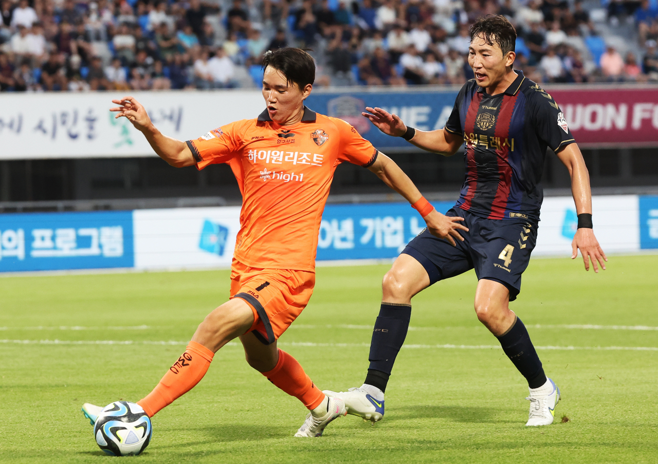 Yang Hyun-jun of Gangwon FC (Left) dribbles past Kim Hyun-hun of Suwon FC during the clubs' K League 1 match at Suwon Stadium in Suwon, 30 kilometers south of Seoul, on Sunday. (Yonhap)