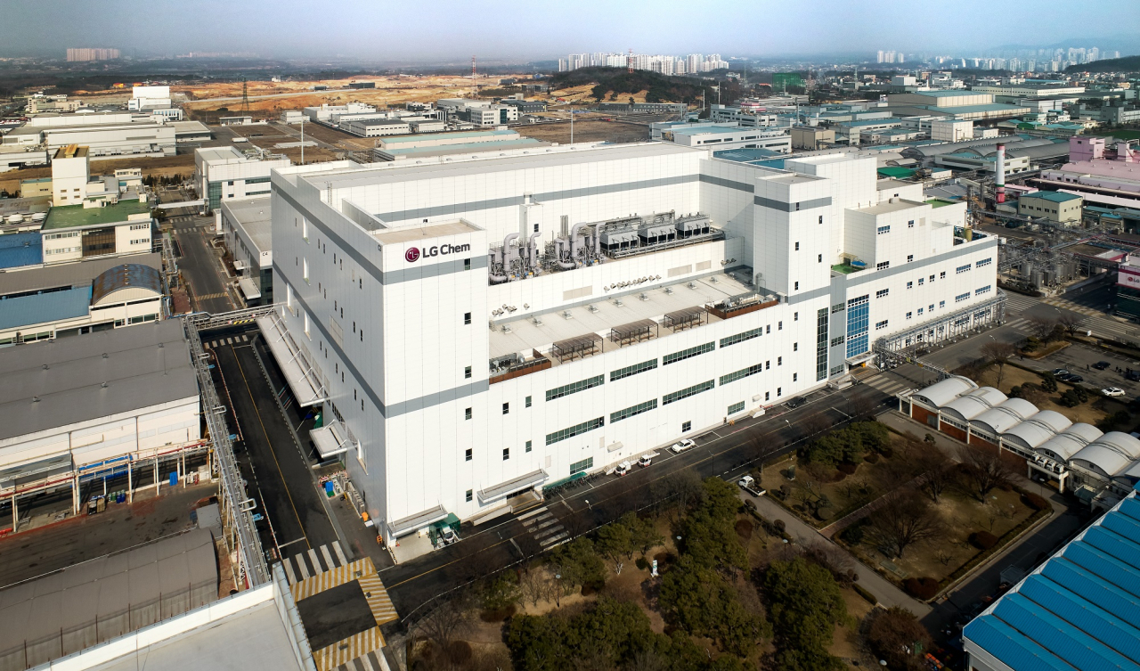 LG Chem's cathode material plant in Cheongju, North Chungcheong Province. (LG Chem)