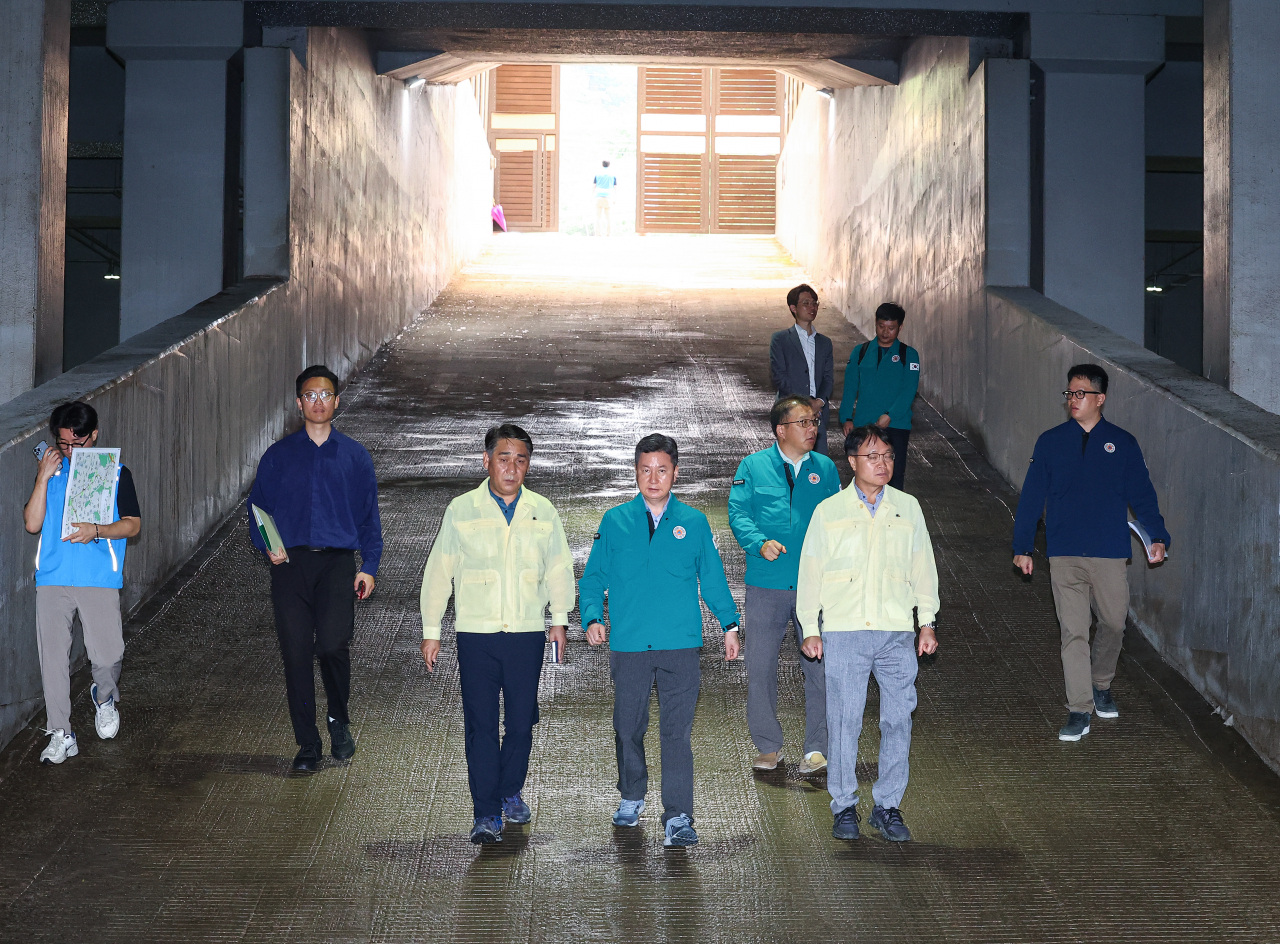 Vice Interior Minister Han Chang-sup (center) visits a rainwater retention facility near Seoul National University in Gwanak-gu, Seoul, Monday. (Yonhap)