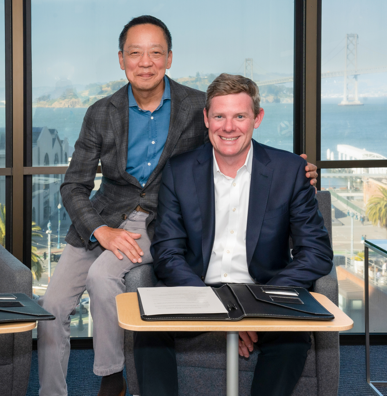 Hyundai Card Vice Chairman and CEO Chung Tae-young (left) and Ryan McInerney, CEO of Visa, pose for a photo during a partnership signing ceremony held at Visa’s headquarters in San Francisco, Wednesday. (Hyundai Card)