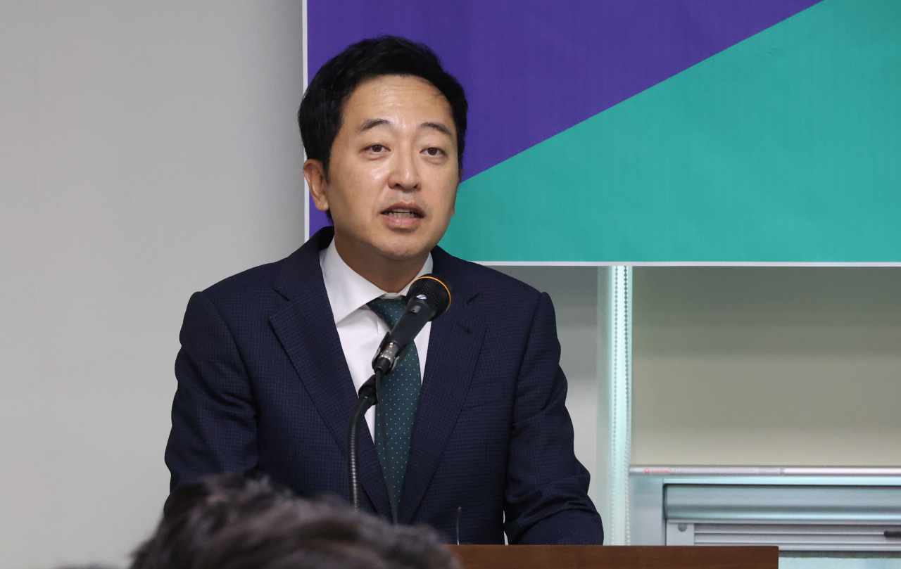 Keum Tae-sup is another former Democratic Party of Korea defector who is forming a new party. (Yonhap)