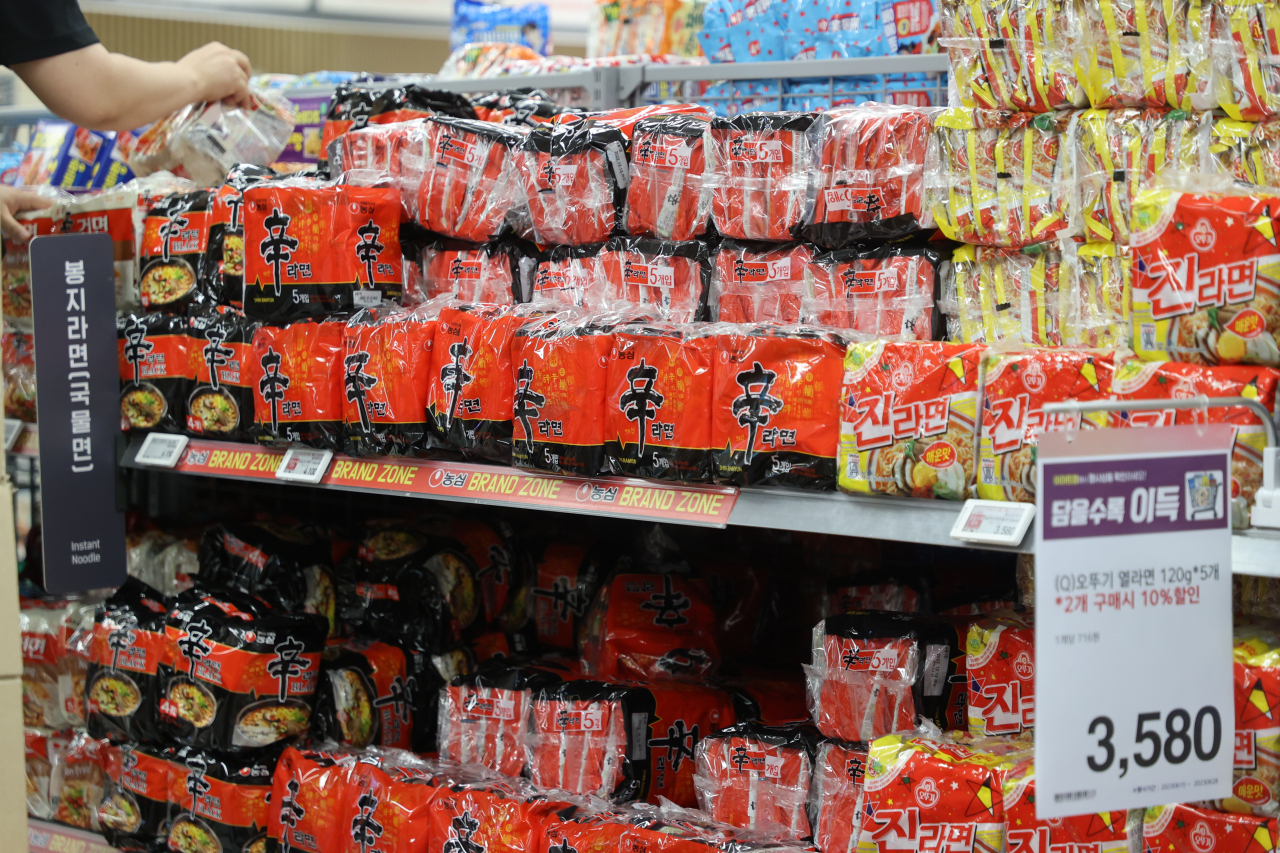 Ramen products are displayed at a local discount store located in Seoul. (Yonhap)