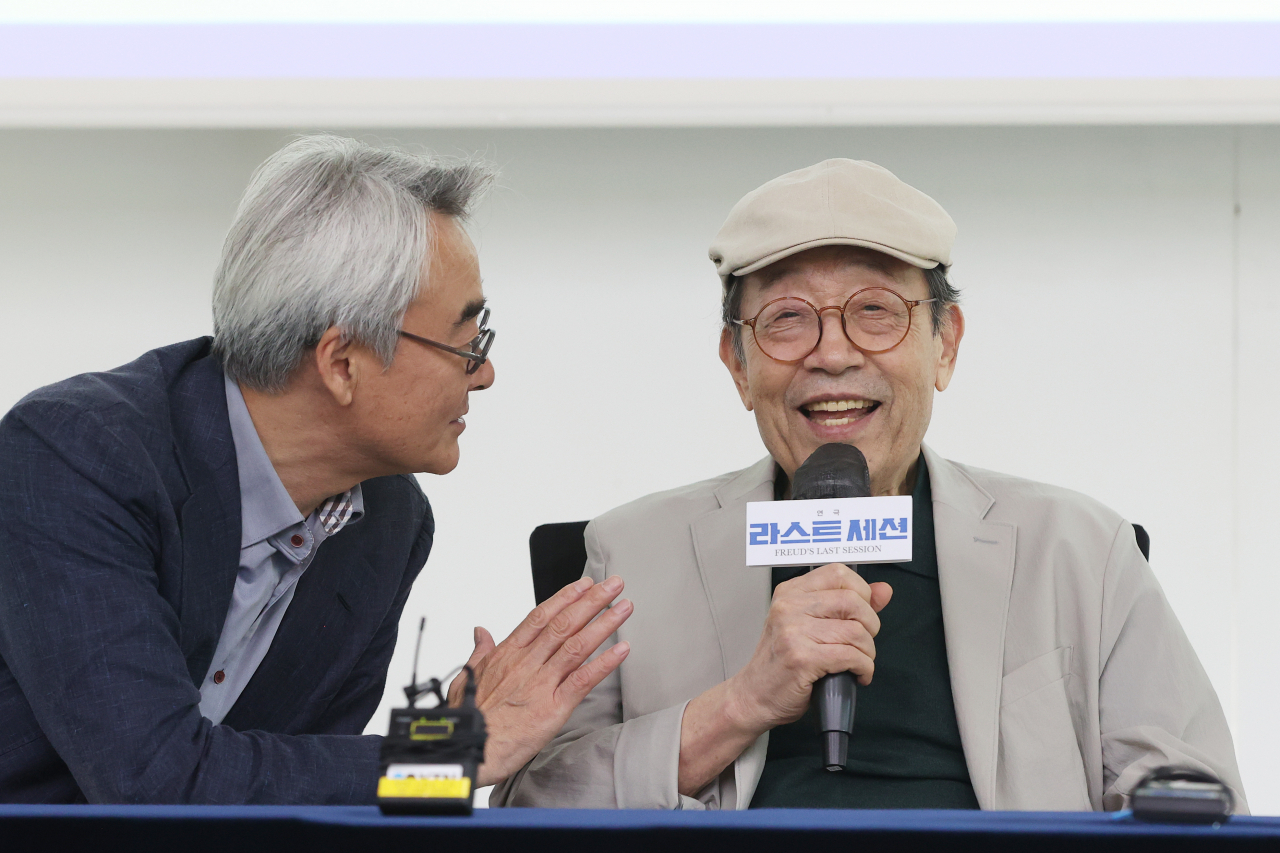 Shin Gu (right) speaks at a press conference held in Jongno-gu, central Seoul, on Thursday. (Yonhap)