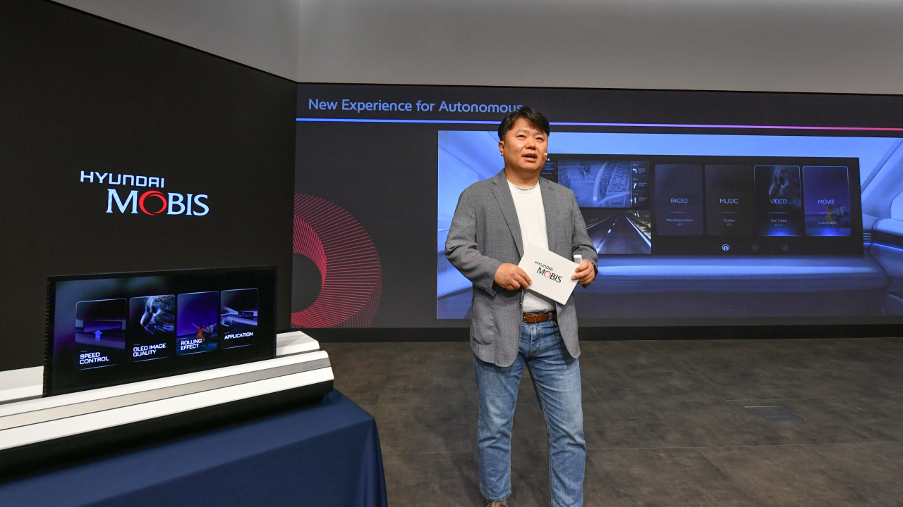 Han Young-hoon, vice president of Hyundai Mobis, shows the company's rollable display for vehicles during a media conference held at the firm's R&D center in Yongin, Gyeonggi Province, Monday. (Hyundai Mobis)