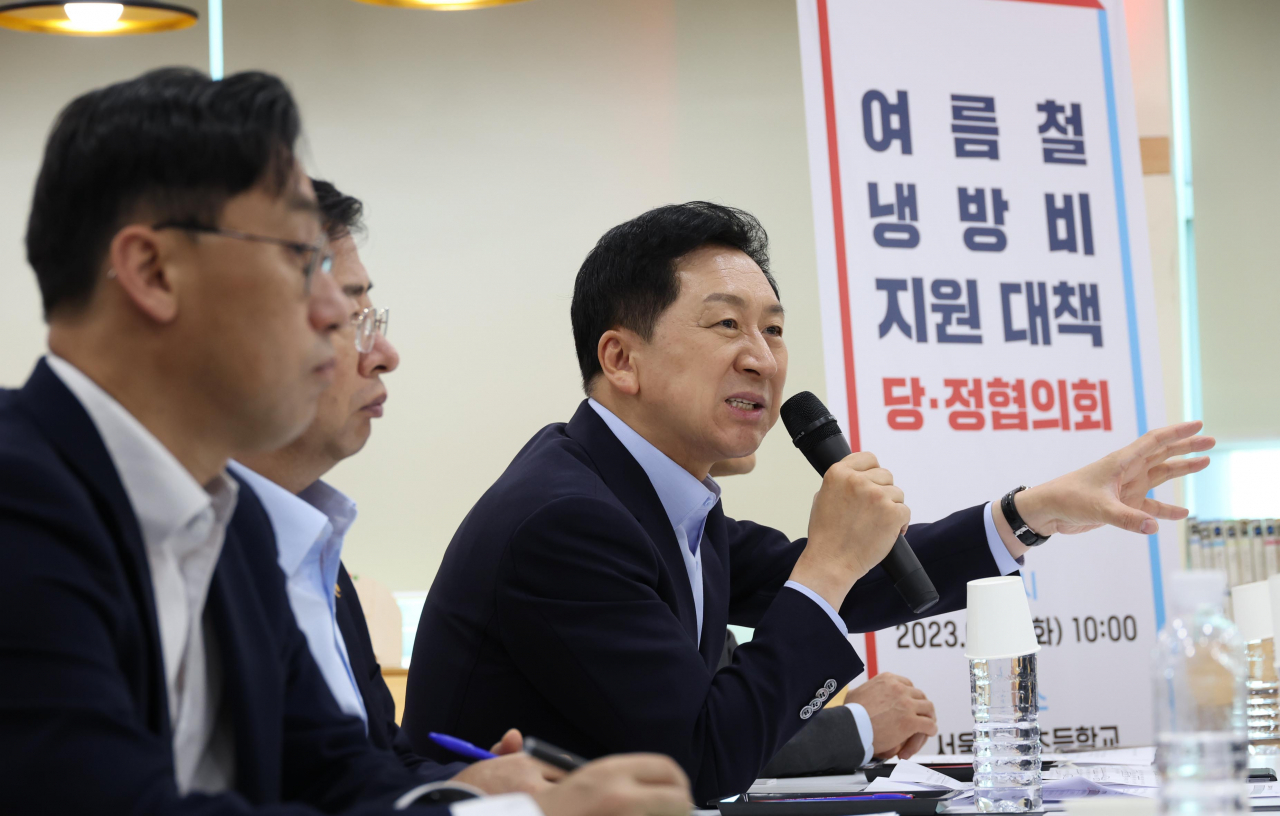 Rep. Kim Gi-hyeon (center) and the rest of the ruling People Power Party leadership met with education and energy officials at an elementary school in Yeouido, central Seoul, on Tuesday to discuss energy bill support scheme. (Yonhap)