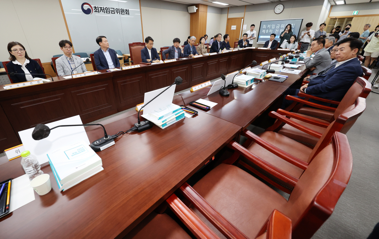 Seats of labor representatives remain empty at the Minimum Wage Commission meeting held at the governmental complex in Sejong, Tuesday. (Yonhap)