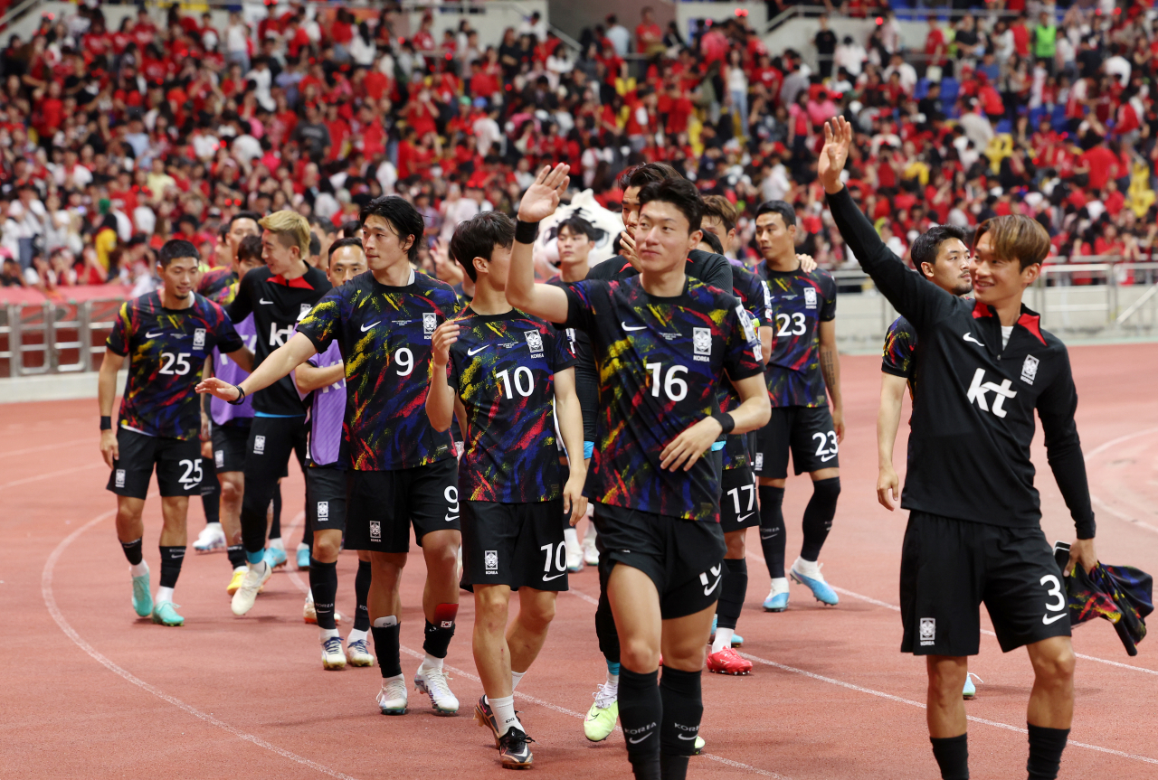 South Korean men's national football team players wave to fans after a match against Peru at Busan Asiad Main Stadium on June 16. (Yonhap)