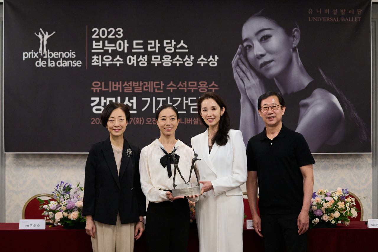 From left: Universal Ballet General Director Julia Moon, principal dancer Kang Mi-sun, Ballet Mistress Ryu Ji-yeon and artistic director Liu Bingxian pose for a group photo after a press conference at the Universal Arts Center in Seoul on Tuesday. (Universal Ballet)