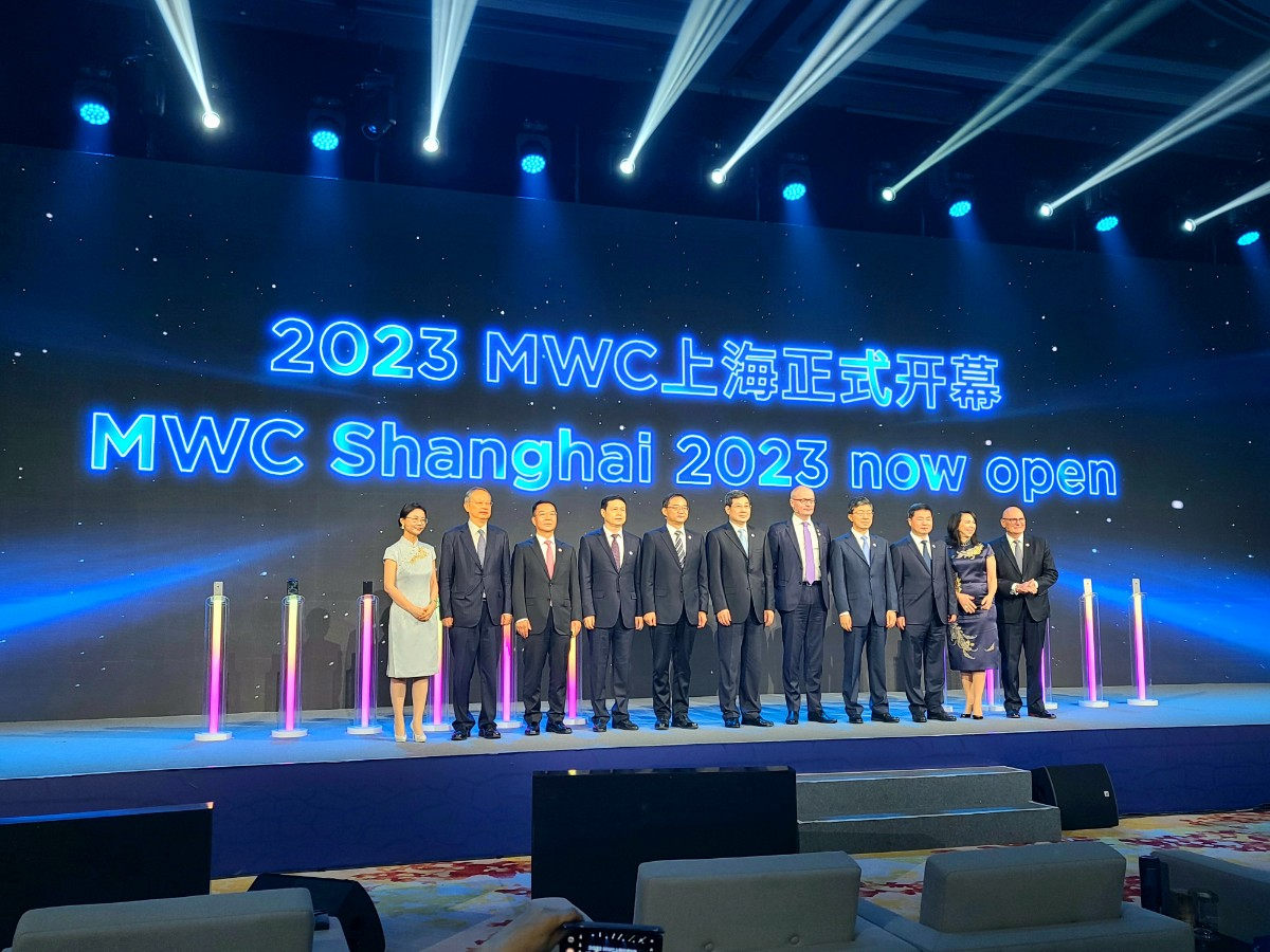 GSMA executives, chiefs of major Chinese mobile carriers and Chinese government officials pose for photos during the opening ceremony of MWC Shanghai held at Kerry Hotel Pudong, in Shanghai on Wednesday. (Jie Ye-eun/The Korea Herald)