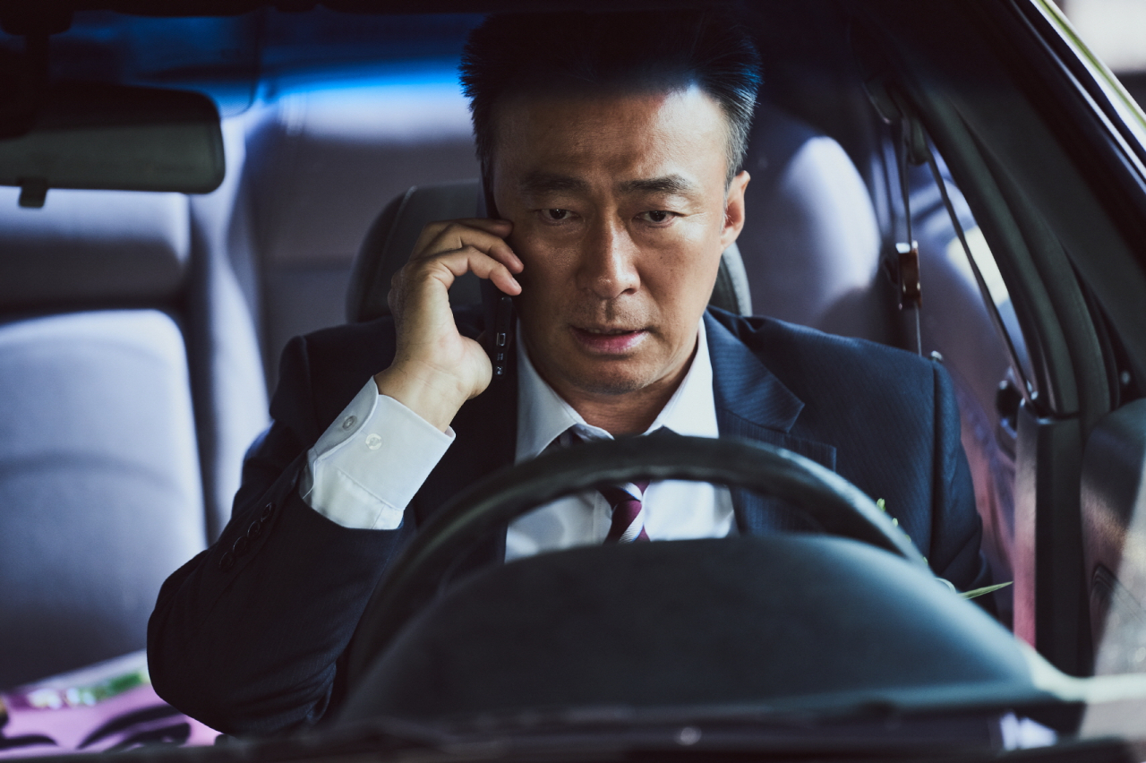 Lee Sung-min plays veteran detective Taek-rok in 
