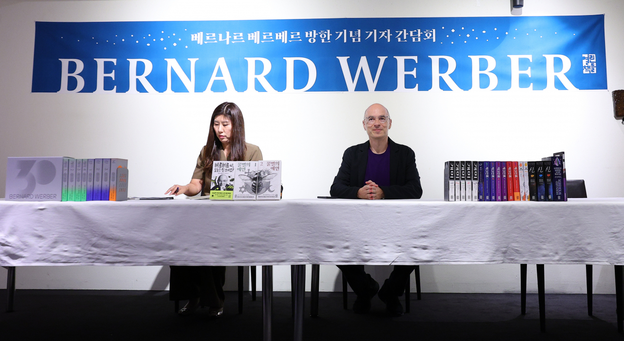 French science fiction writer Bernard Werber (right) attends a press conference held in Jung-gu, Seoul, Wednesday. (Yonhap)