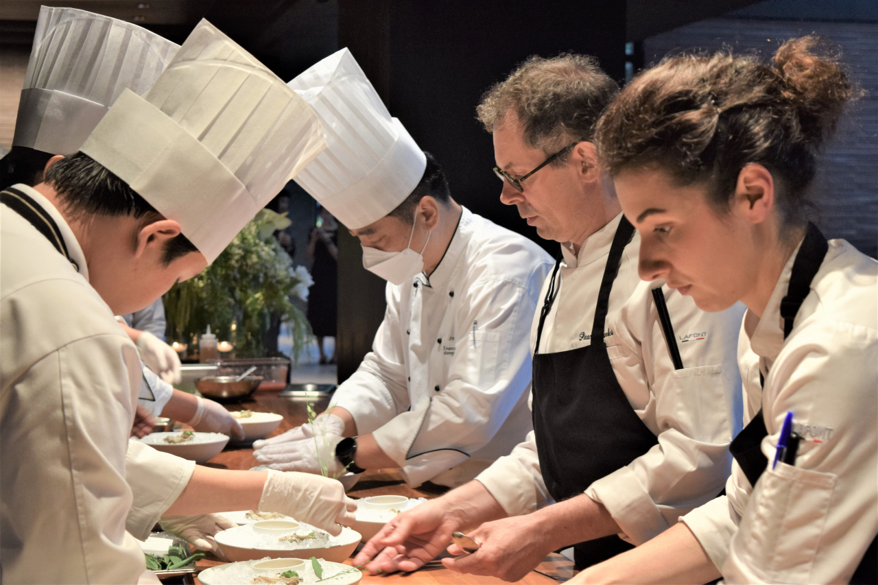 Chef Pascal Barbot (second from right) prepares for a gala dinner at JW Marriott Hotel Seoul's the Margaux Grill, Wednesday. (Kim Hae-yeon/The Korea Herald)