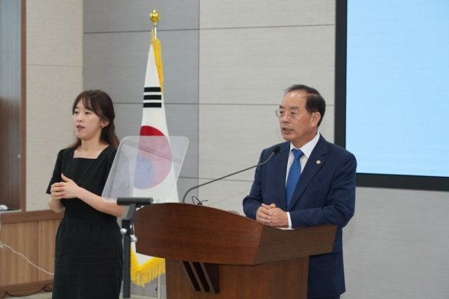 Ha Yoon-su, the superintendent of education in Busan attends a briefing held at Busan Metropolitan City office of Education on Thursday. (Busan Metropolitan City office of Education)