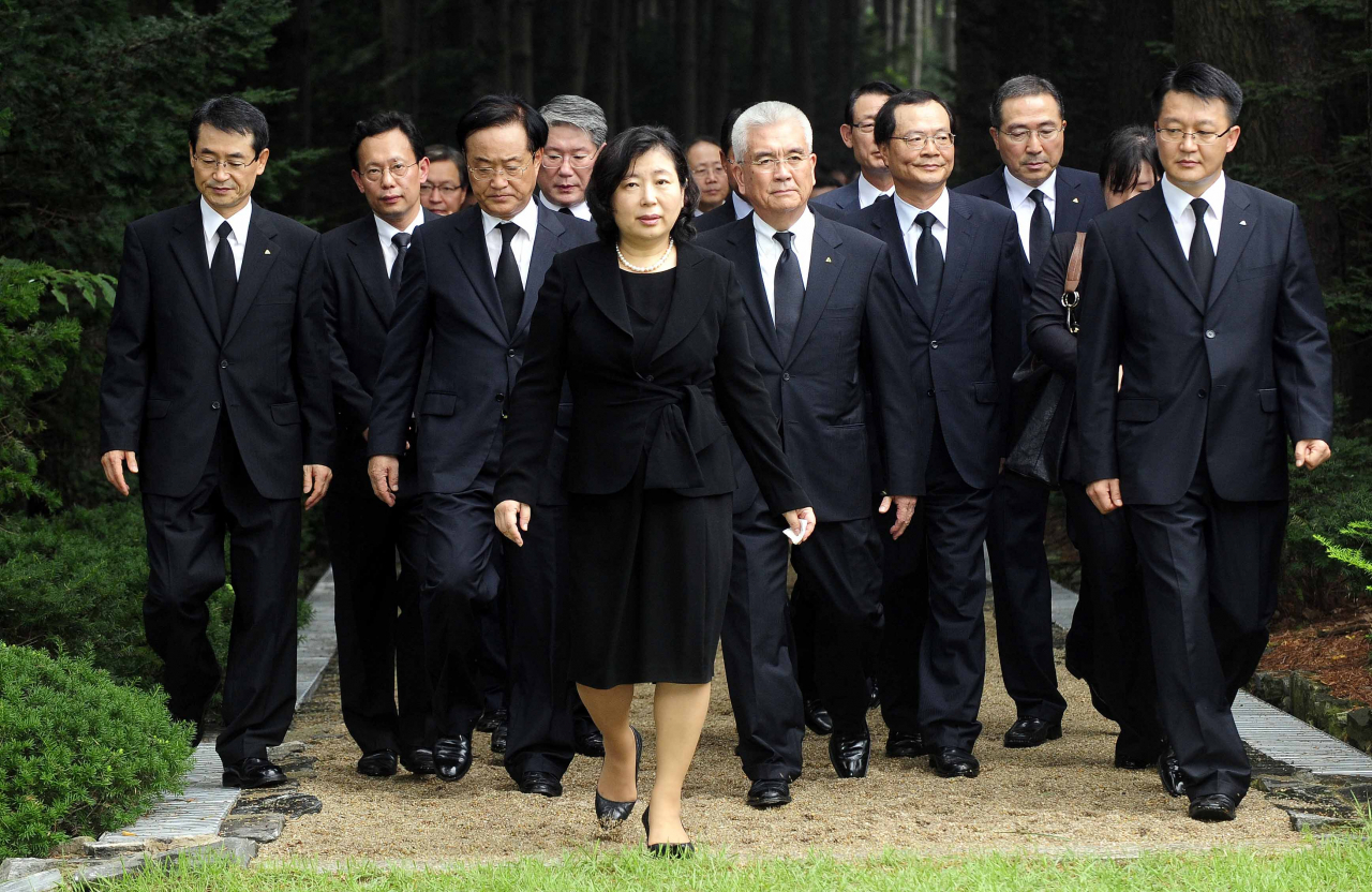 Hyundai Group Chairwoman Hyun Jeong-eun and Hyundai Group's executive members leave Chung Mong-hun's memorial service in Hanam, Gyeonggi Province in 2013. (Park Hae-mook/The Korea Herald)
