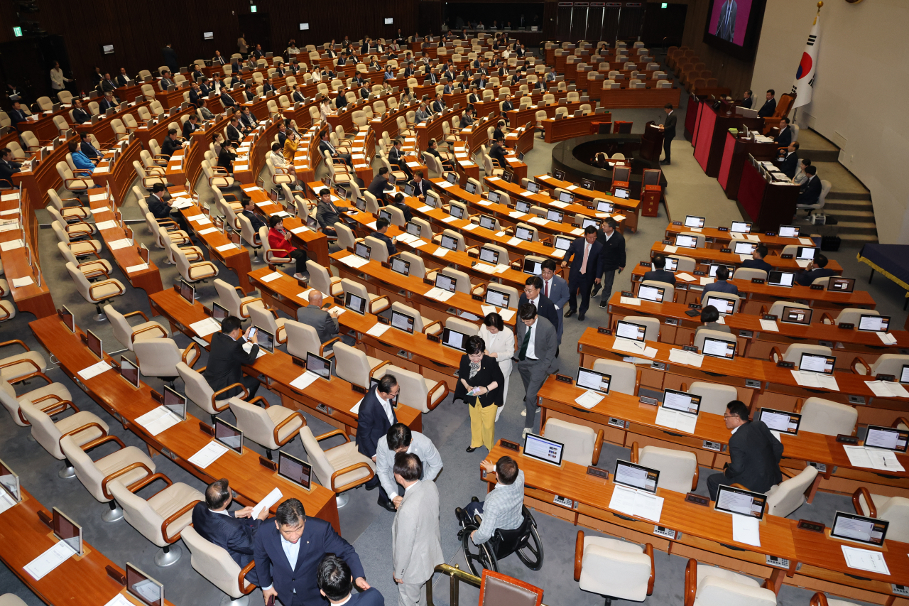 The ruling People Power Party lawmakers leave the plenary session chamber on Friday to protest the opposition Democratic Party of Korea lawmakers passing a resolution on Japan wastewater release plan. (Yonhap)