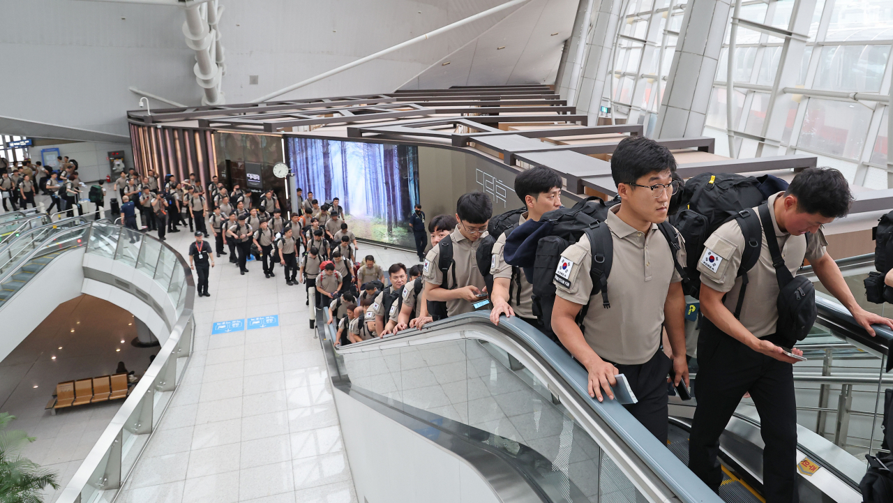 The Korea Disaster Relief Team members head to the boarding gate to travel to Quebec to assist Canadian fire authorities in extinguishing wildfires. (Yonhap)