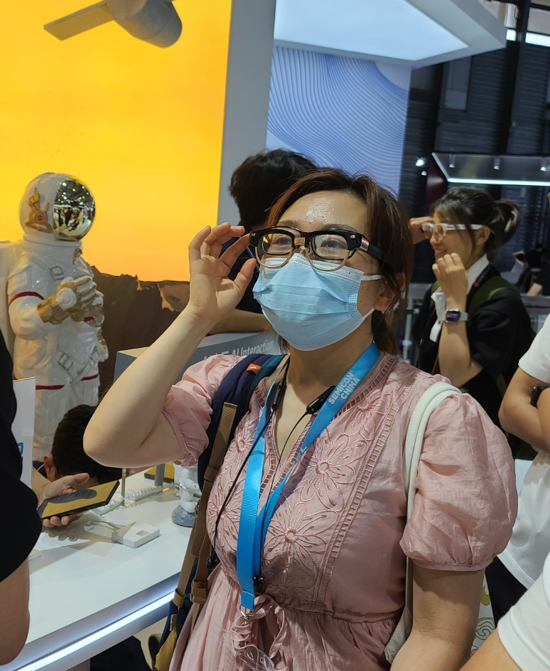 A visitor experiences ZTE's AR eyewear, Nubia Neo Air, during the MWC Shanghai 2023 at Shanghai New International Expo Center, in Shanghai. (Jie Ye-eun/The Korea Herald