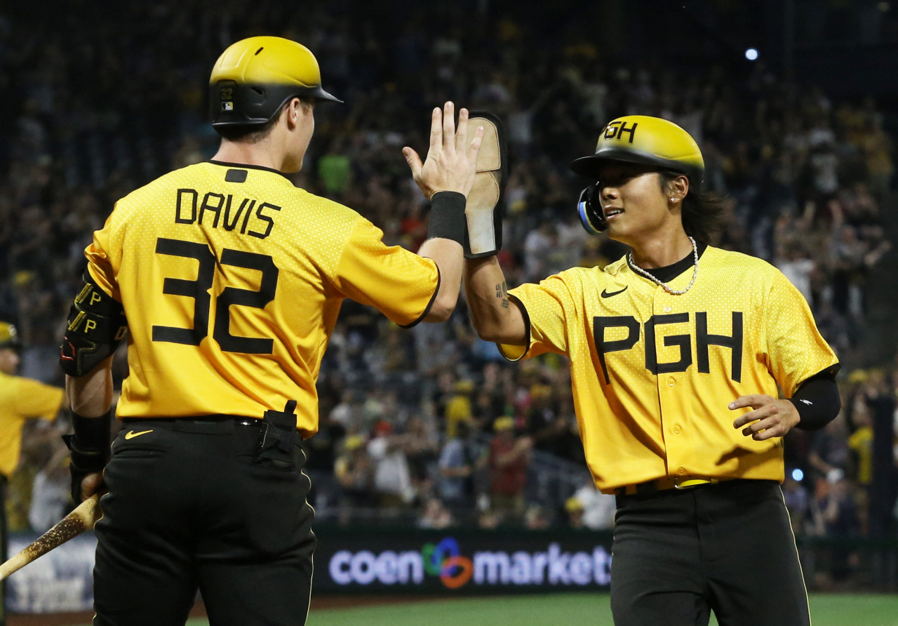 Bae Ji-hwan of the Pittsburgh Pirates (right) high-fives teammate Henry Davis after scoring a run against the Milwaukee Brewers during a Major League Baseball regular season game at PNC Park in Pittsburgh on June 30. (Reuters-Yonhap)