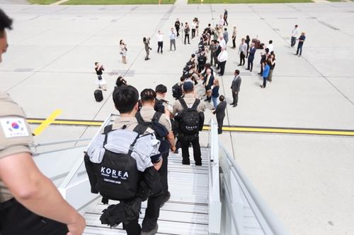 Members of the Korea Disaster Relief Team disembark an aircraft after arriving in Ottawa on Sunday. The team plans to help Canadian fire authorities battle wildfires for 30 days in Lebel-sur-Quevillon, the province of Quebec. (Seoul's foreign ministry)