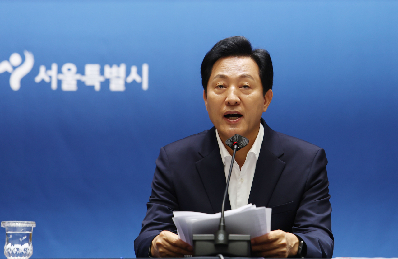 Seoul Mayor Oh Se-hook speaks during a press conference held at the City Hall in central Seoul on Monday to mark the first anniversary of his office. (Yonhap)