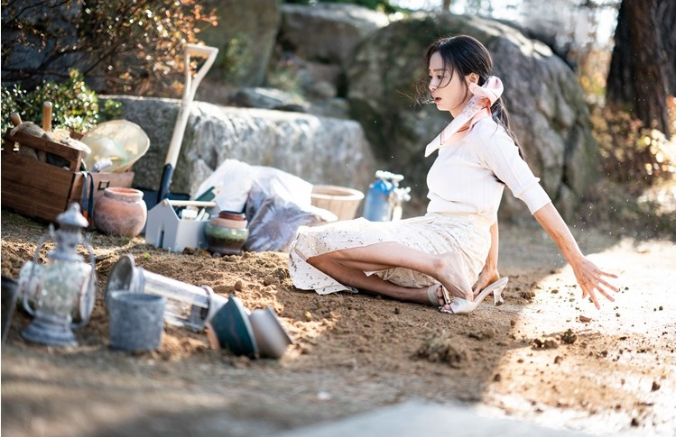 Kim Tae-hee plays a housewife named Joo-ran in 