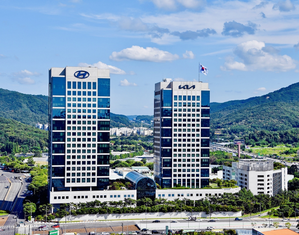 This photo shows Hyundai Motor Co.'s and its smaller affiliate Kia Corp.'s headquarters buildings in Yangjae, southern Seoul. (Hyundai Motor Group)