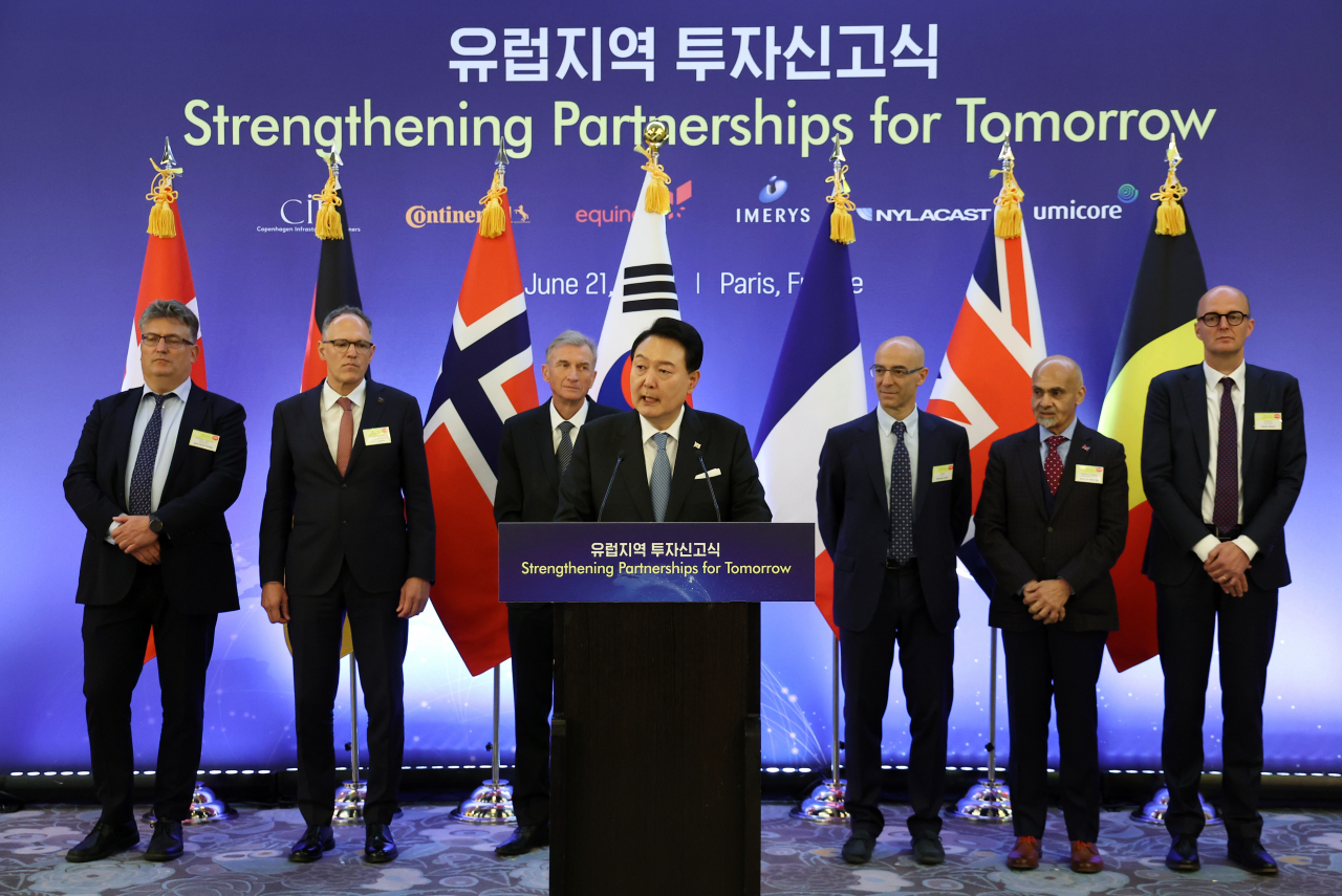 President Yoon Suk Yeol (center) speaking during a ceremony in Paris on June 21, where a group of European companies announced plans to make an investment in South Korea. (Yonhap)