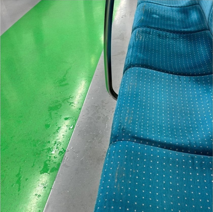 Subway train seats are seen left wet after being used by Psy concert attendees. (Online community)