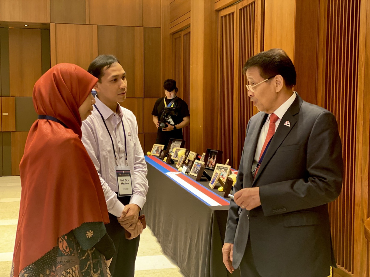 Indonesia’s former foreign minister Hassan Wirajuda interacts with Indonesian nationals at the Indonesia-Korea Forum commemorating 5o years of diplomatic relations at Shilla Seoul on Monday. (Sanjay Kumar/The Korea Herald)
