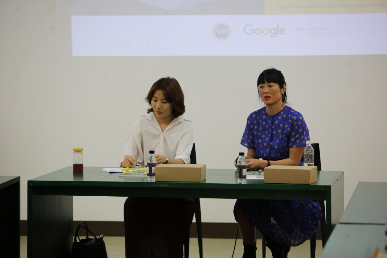 Jean J. Ryoo (right) and translator Kim Hyo-won attend a press conference held in Seoul on Tuesday. (Hangilsa Publishing)