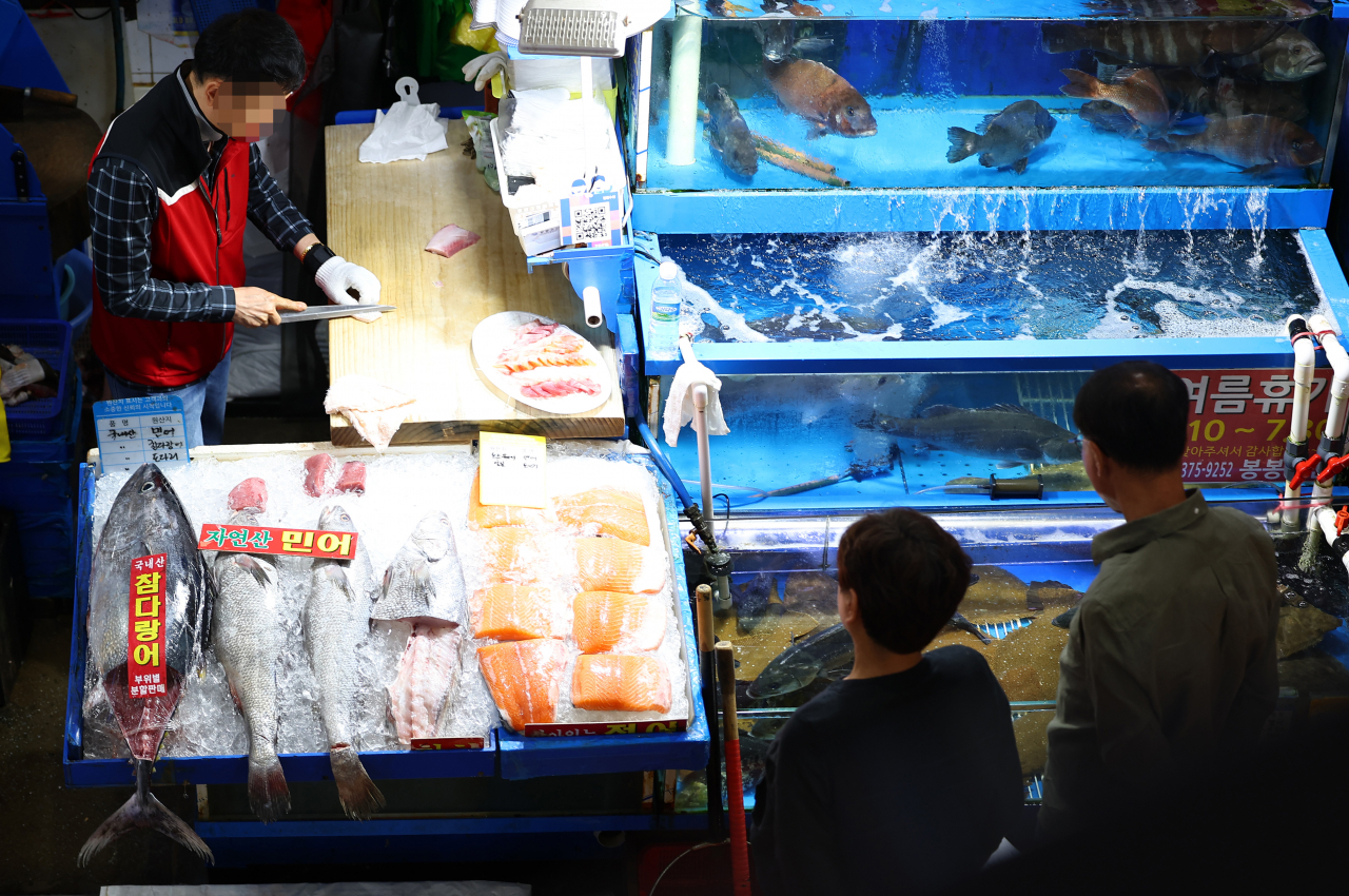 Seoul’s Noryangjin fish market on Tuesday afternoon (Yonhap)