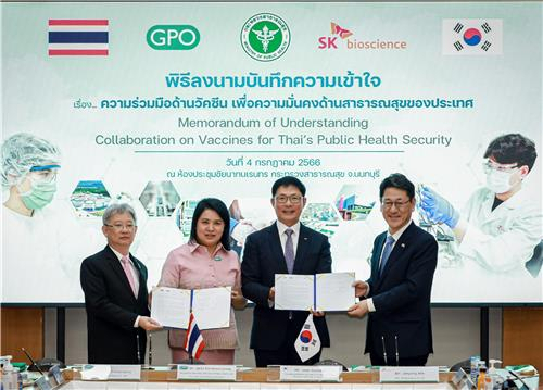 SK bioscience CEO Ahn Jae-yong (2nd from Right) and Thailand's Government Pharmaceutical Organization director Mingkwan Suphanpong (2nd from Left) pose for a photo after signing a memorandum of understanding on vaccine collaboration in Nonthaburi, north of Bangkok, on Tuesday. (Yonhap)