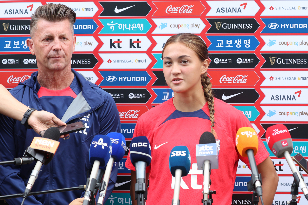 Casey Phair (Right), a member of the South Korean women's national football team, speaks to reporters at the National Football Center in Paju, some 40 kilometers northwest of Seoul, on Wednesday. Standing next to Phair is her head coach Colin Bell. (Yonhap)