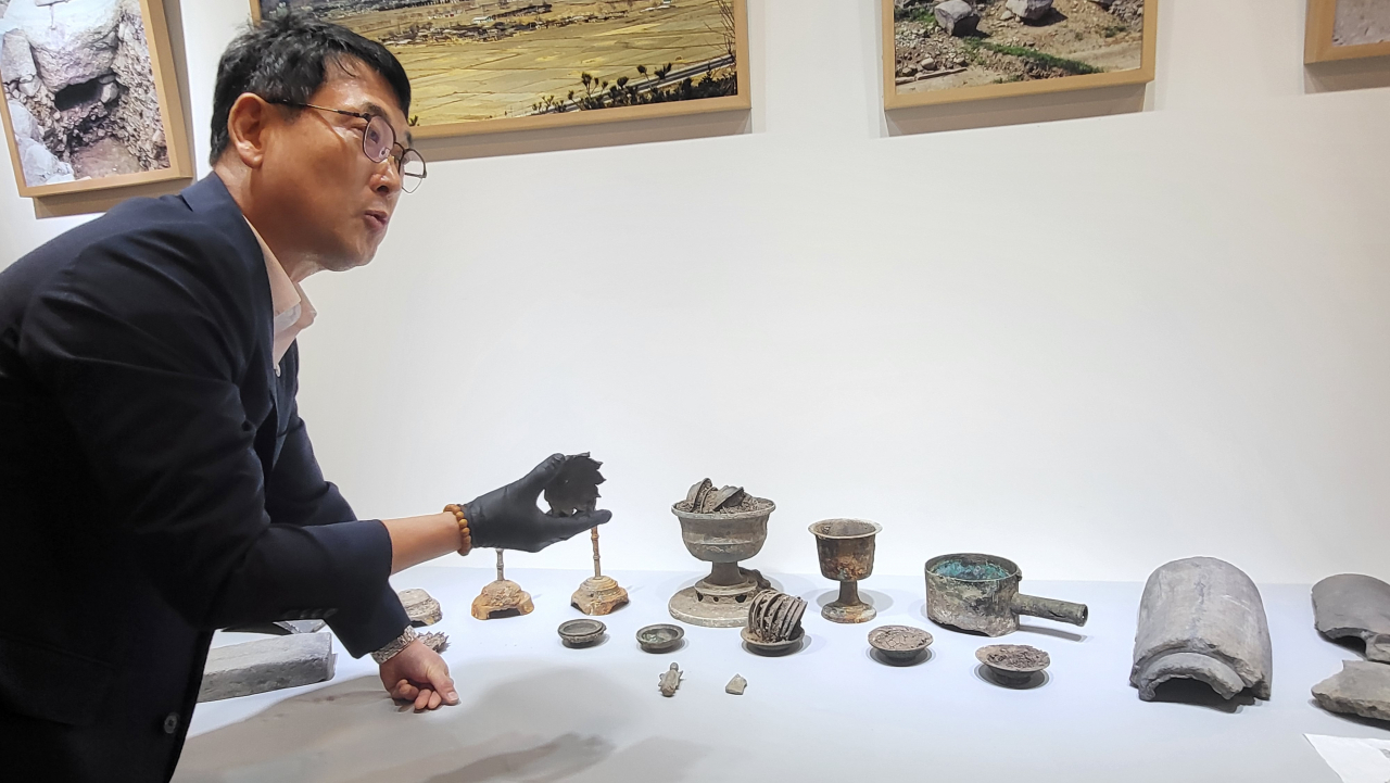 CHA Head Choi Eung-chon talks about one of the Buddhist relics found inside the iron pot, during a press conference held at the Gyeongju National Research Institute of Cultural Heritage, Tuesday. (Kim Hae-yeon/ The Korea Herald)