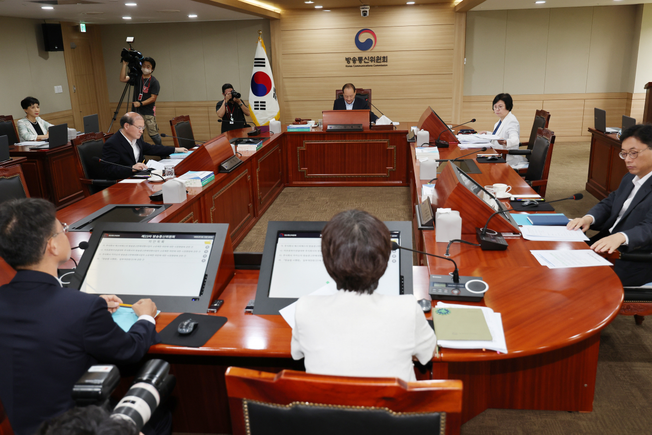 The Korea Communications Commission holds a meeting at its headquarters in Gwacheon, Gyeonggi Province, Wednesday. (Yonhap)