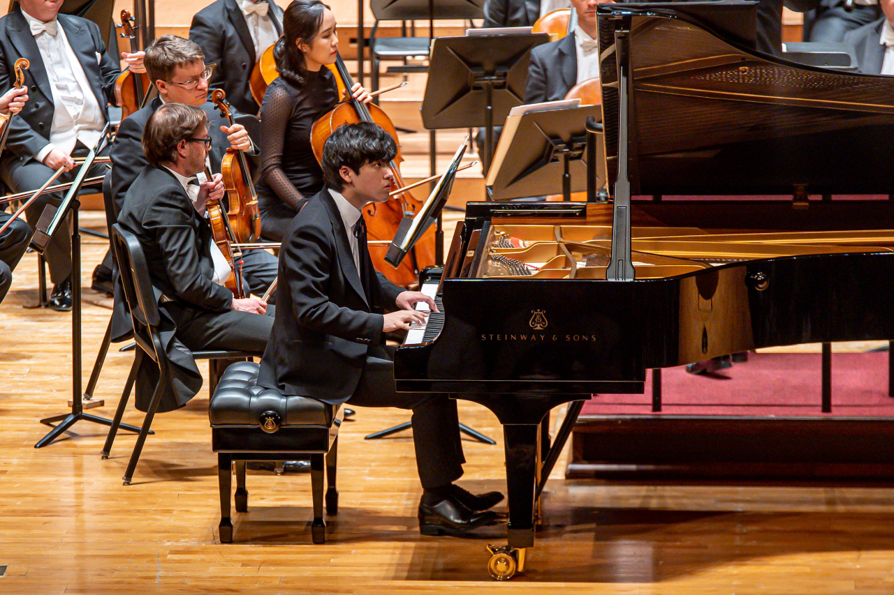 Pianist Lim Yun-chan performs with the Lucerne Symphony Orchestra on Sunday at Seoul Arts Center. (Vincero)
