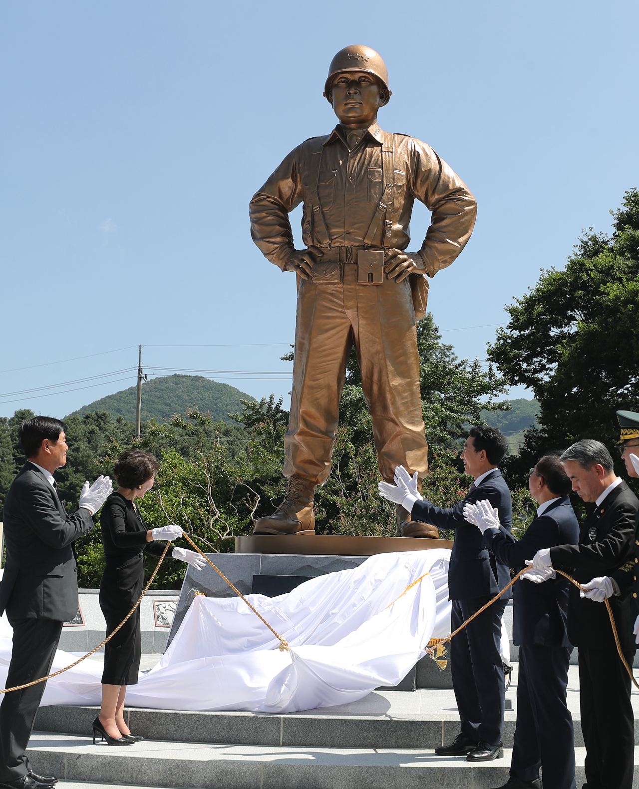 Participants unveil a statue of Korean War hero Gen Paik Sun-yup at a war memorial in Chilgok,<strong></strong> North Gyeongsang Province on Wednesday. (Yonhap)