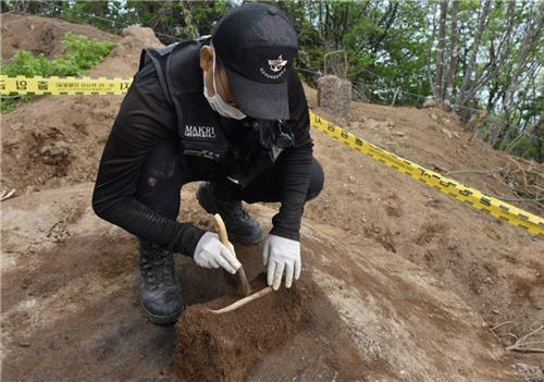 A soldier engages in a mission to excavate the remains of a S. Korean solider killed during the 1950-53 Korean War in May 2018 (Ministry of National Defense)