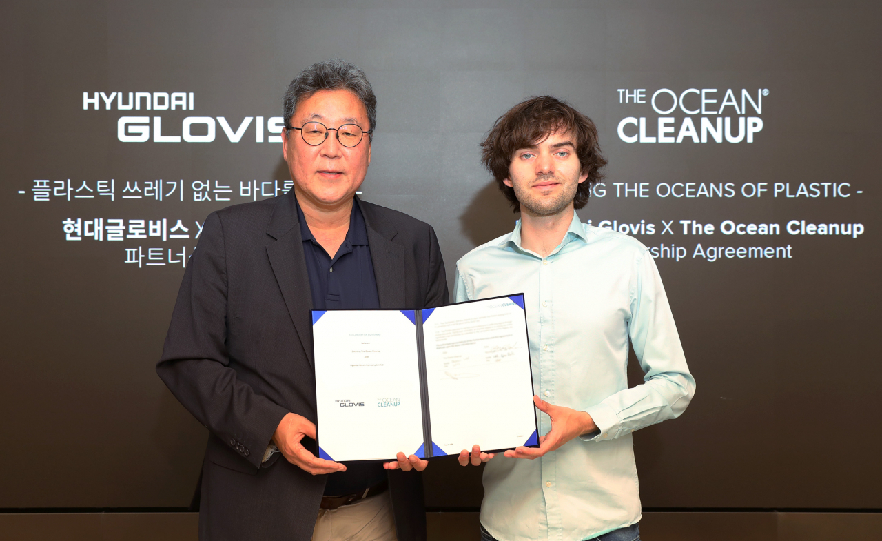Hyundai Glovis CEO Lee Kyoo-bok (left) and the Ocean Cleanup CEO Boyan Slat pose for a photo after a partnership deal signed at Hyundai Glovis's headquarters in Seongdong-gu, Seoul, Wednesday. (Hyundai Glovis)