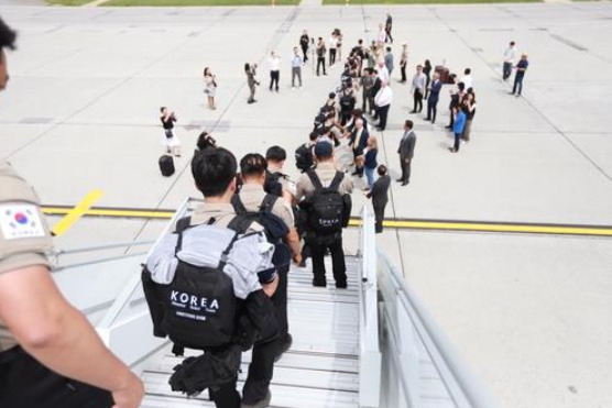 Members of the Korea Disaster Relief Team disembark an aircraft after arriving in Ottawa on Sunday. The team plans to help Canadian fire authorities battle wildfires for 30 days in Lebel-sur-Quevillon, the province of Quebec. (Seoul's foreign ministry)