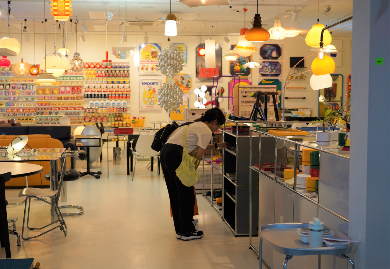 Visitors look around the home and lifestyle items at Samuel Smalls in Seongsu-dong, eastern Seoul. (Lee Si-jin/The Korea Herald)