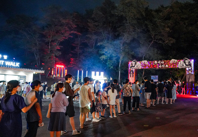 Visitors line up at the Lumina Horror Nights in 2022 (Gyeongju Expo Grand Park)