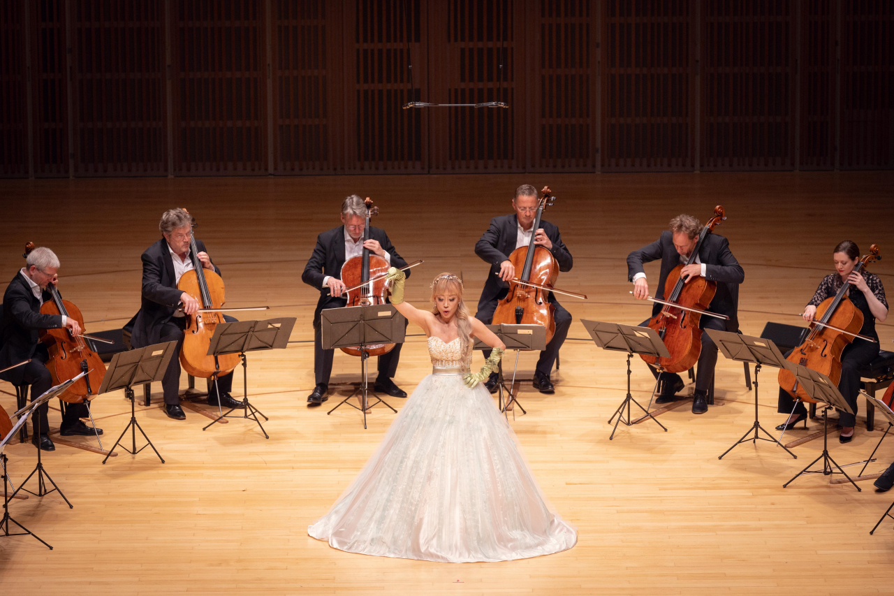 Soprano Sumi Jo performs with the 12 cellists of the Berlin Philharmonic Orchestra at Lotte Concert Hall in Jamsil, Seoul, on July 6. The 12 cellists have been performing since 1972 when they gathered for a radio production of Julius Klengel’s Hymnus for 12 Cellos. (Yonhap)