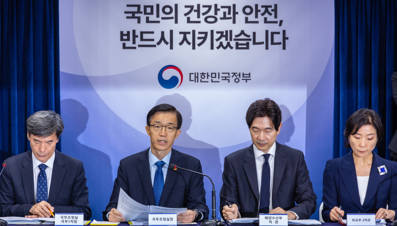 Government Policy Coordination Minister Bang Moon-kyu (2nd from left) speaks during a daily briefing on the Fukushima issue at the government complex in Seoul on Friday. (Yonhap)