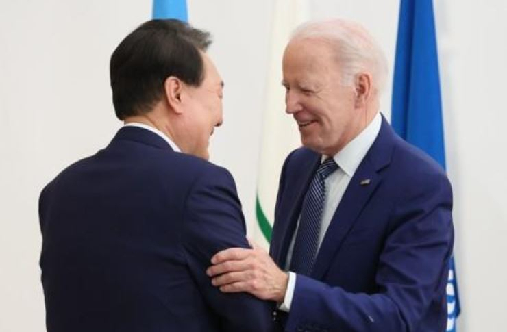 South Korean President Yoon Suk Yeol (left) and his US counterpart Joe Biden (Yonhap)